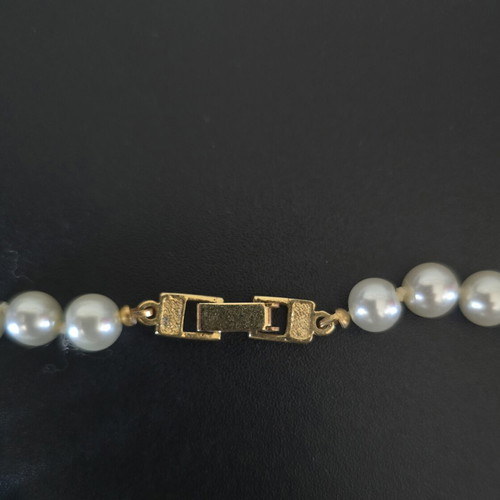 Women's pearl necklace with gold clasp and diamonds