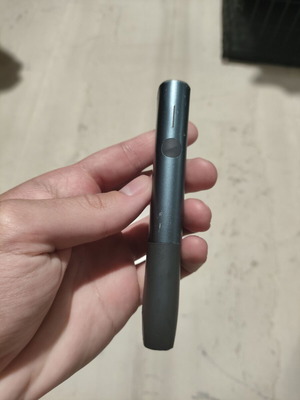 IQOS Iluma συσκευή θέρμανσης καπνού με εξωτερικές φθορές