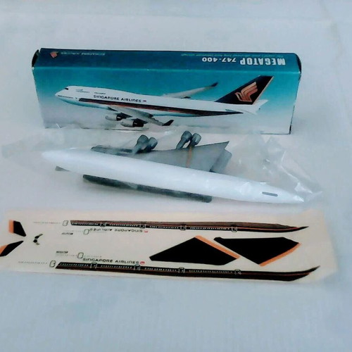 Singapore Airlines B747-300 Kit 1/425 Brand New Company Issue Model