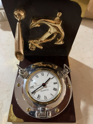 Decorative nautical-themed quartz table clock like new