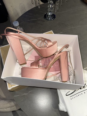 Sante satin pink heels size 41 new with box