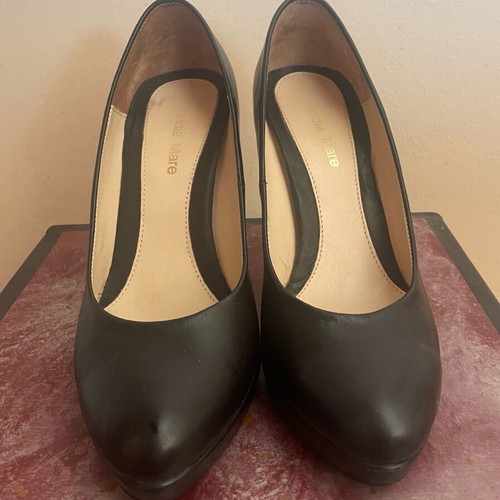 Claudia Mare women's leather pumps size 39 like new, black
