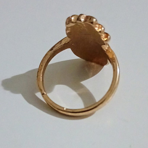 Ring like new, gold color with pineapple design