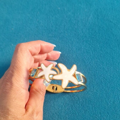 Bracelet like new, gold color with starfish design