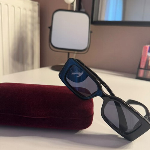 Gucci sunglasses black like new with case and satin dust bag