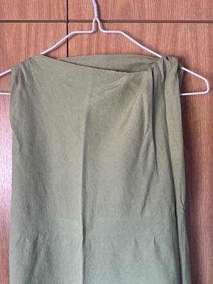 Zara green linen dress with side slit, knee-length, slim fit