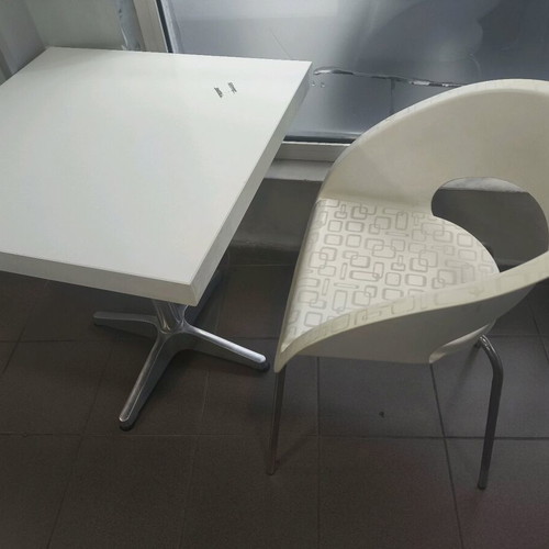 White tables with aluminum base like new, 5 pcs 80x80mm & 5 pcs 60x60