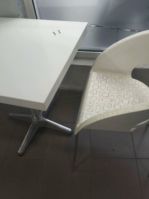 White tables with aluminum base like new, 5 pcs 80x80mm & 5 pcs 60x60