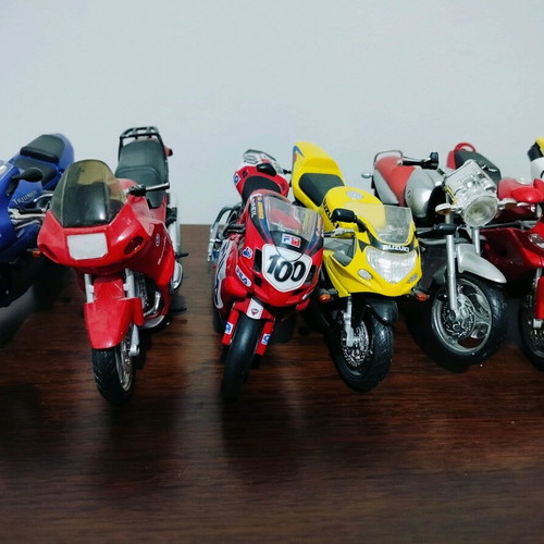 Collectible motorcycles like new, pack of 11 pieces