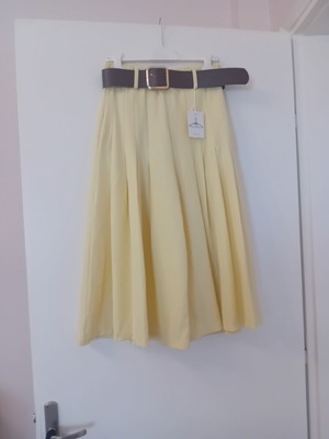 Short yellow pants