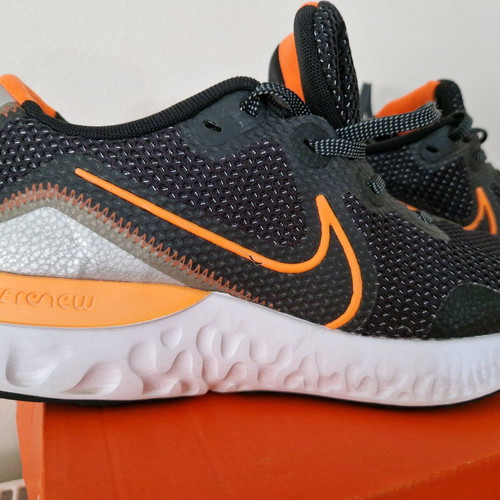 Nike athletic shoes like new, size 42.5, black and orange
