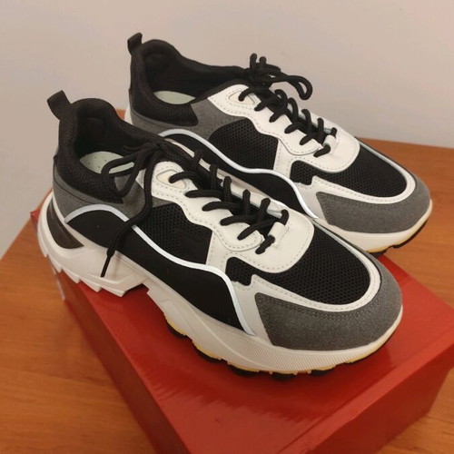 Sneaker women's like new, size 38, black and white