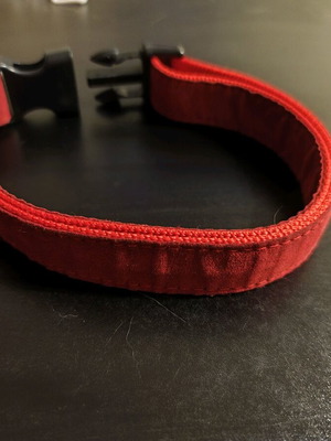 Velvet dog collar medium size like new, red