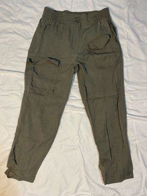 Knee-length pants like new, size M, green