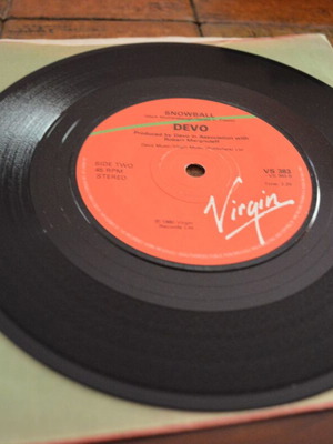 Devo Whip It! 7'' single like new, punk