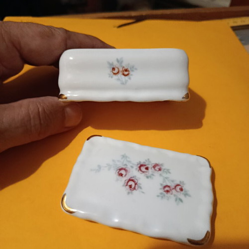 Porcelain jewelry box like new, small decorative container