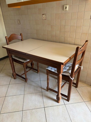 Kitchen table with 5 chairs used, rattan seats, excellent condition