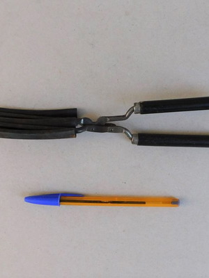 Πρέσσα μαλλιών μεταλλική περίπου 100 ετών μήκους 23 cm