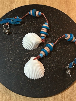 Dangling shell earrings with beads new