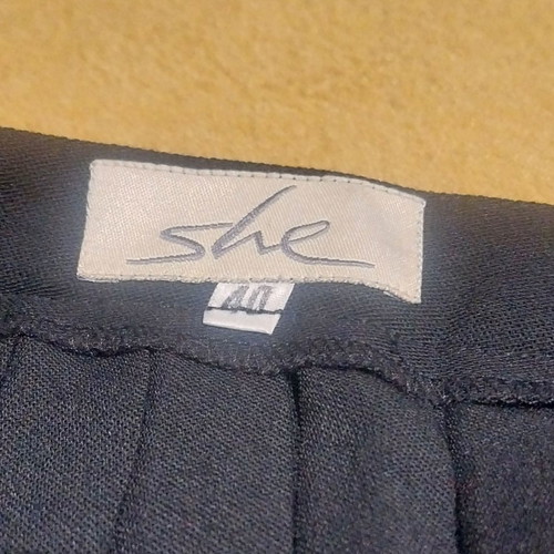 She pleated skirt used, size Medium, black, 45% wool