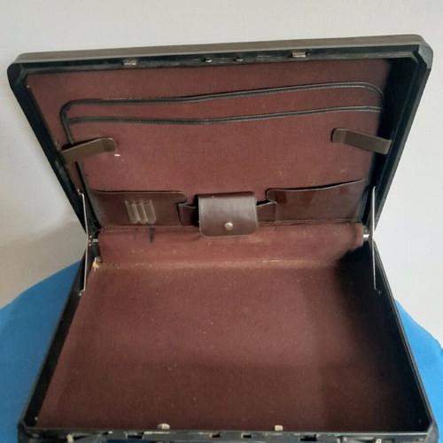 Hyundai visitor bag used, brown plastic with compartments