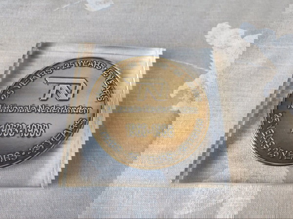 Press Papier 1988, από plexiglass και μπρούτζο. Διαστάσεις 8,8 x 8,8 εκ. Πάχος 1,5 εκ. Βάρος 225 γρ