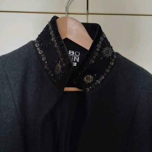 Gray coat XL like new with embroidered details on sleeves and collar