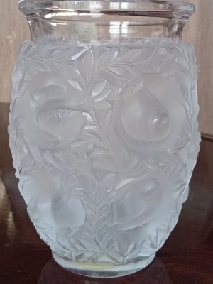 Lalique Bagatelle Vase like new, vintage crystal with bird motifs