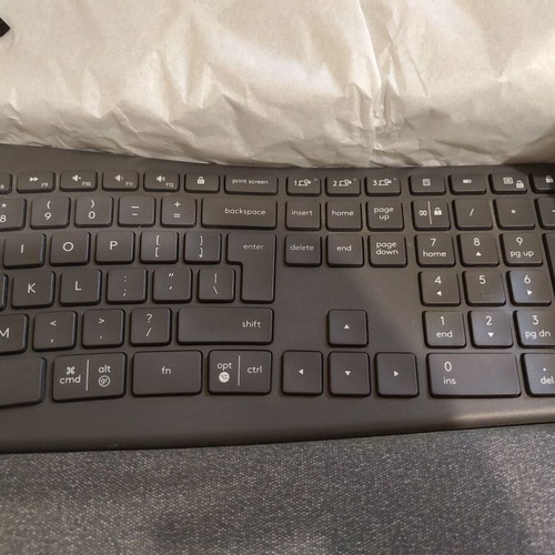 Logitech Ergo K860 Ergonomic Wireless Keyboard like new with Bluetooth and USB