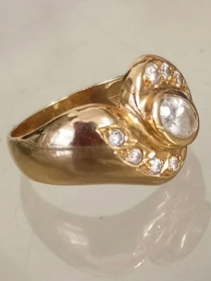 Δαχτυλίδι χρυσό 18 καράτια μεταχειρισμένο με λευκό ζαφείρη μέγεθος 54