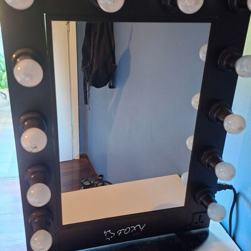 Makeup mirror with 12 lamps like new