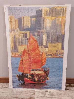 Puzzle 1000 pieces like new with Hong Kong harbor and plexiglass frame