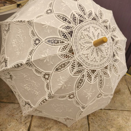 Wooden umbrella with lace decoration, 60cm