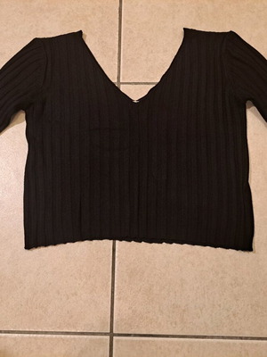 Crop top Pull & Bear black like new with V front and back