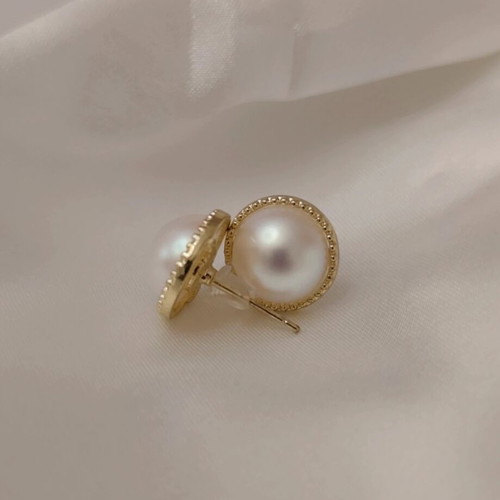 Gold Earrings with Pearl like new