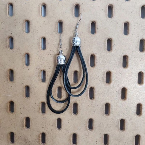 Leather earrings loops like new, black
