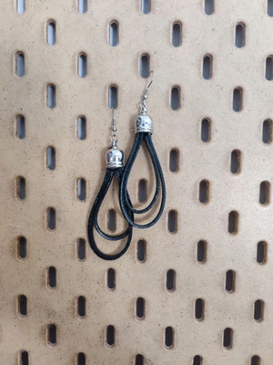 Leather earrings loops like new, black