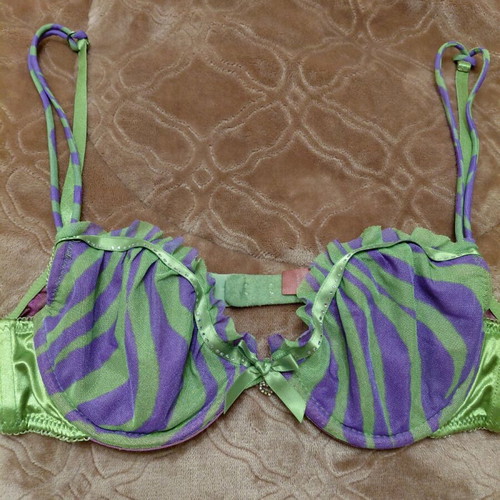 Med bra 75B like new with unique purple color