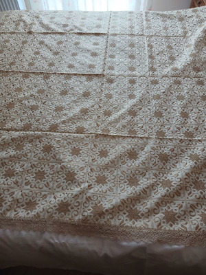 Tablecloth set with small embroidered doilies and napkins, new
