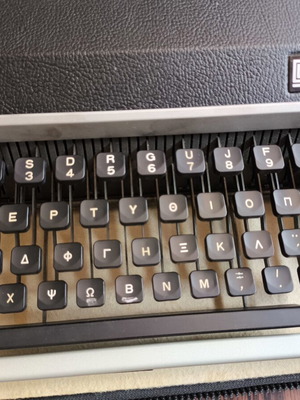 Olivetti Lettera DL typewriter with Greek keyboard and original case