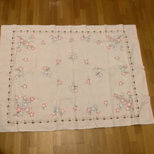 Tablecloth with floral embroidery like new, handmade
