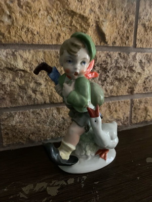Bavarian 1950 porcelain figurine like new