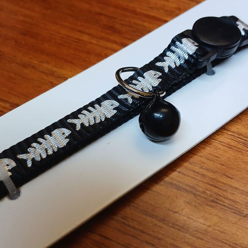 Cat collar with fish design new in packaging