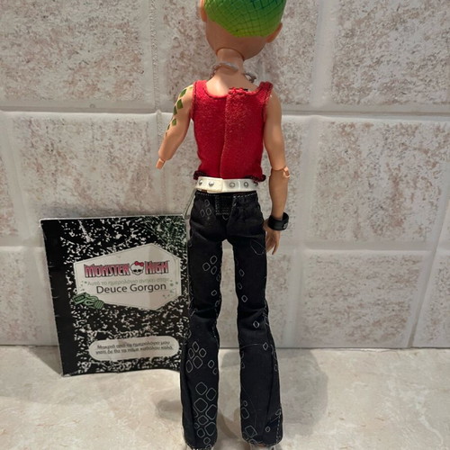 Monster High Deuce Gorgon doll used with missing left hand tip
