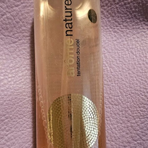 Azade shimmering body spray used with gold powder
