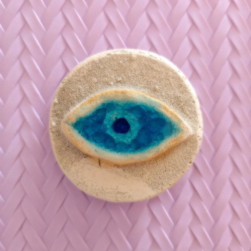 Round magnet used with blue eye