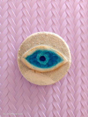 Round magnet used with blue eye