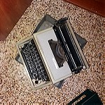  Vintage γραφομηχανή Olivetti Dora made in Barcelona, δεκαετίας 1960, με τη δερμάτινη θήκη-βαλίτσα. Τιμή 119 ευρώ.