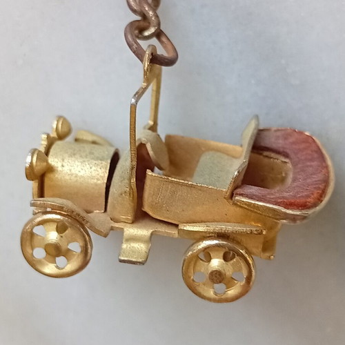 Fiat 501 keychain with rotating wheels