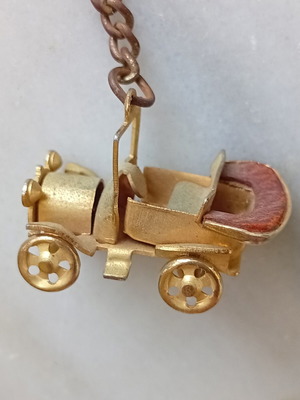 Fiat 501 keychain with rotating wheels